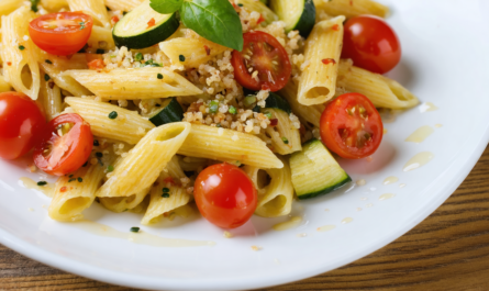 savourez nos pâtes au quinoa, délicatement mêlées à des tomates fraîches et des courgettes croquantes pour un repas sain et gourmand.
