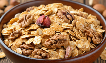 découvrez notre muesli aux 5 céréales, enrichi d'éclats de noisettes et de morceaux de noix, pour un petit-déjeuner croquant, savoureux et nutritif.